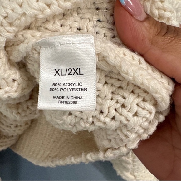 Taylor Swift Cream Cable Knit Cardigan with Red Star Detail - Picture 5 of 5